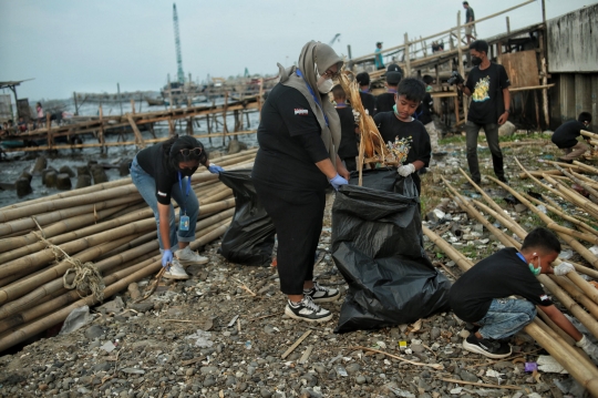 Aksi Anak-Anak Bersihkan Sampah Pesisir