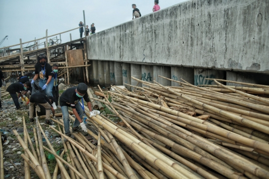 Aksi Anak-Anak Bersihkan Sampah Pesisir