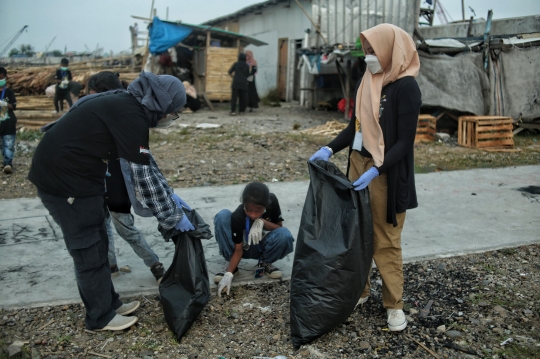 Aksi Anak-Anak Bersihkan Sampah Pesisir