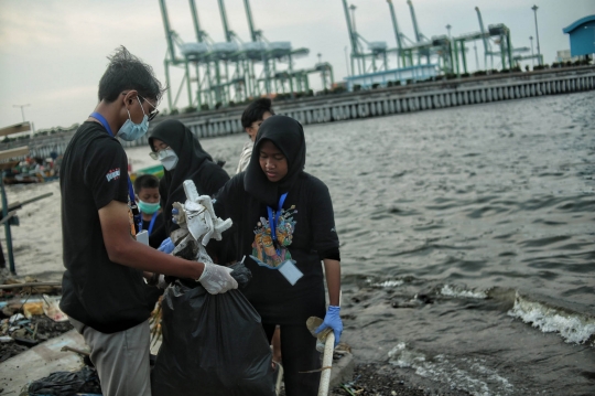 Aksi Anak-Anak Bersihkan Sampah Pesisir