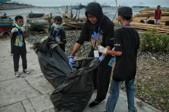 Aksi Anak-Anak Bersihkan Sampah Pesisir