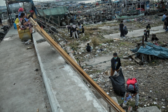 Aksi Anak-Anak Bersihkan Sampah Pesisir