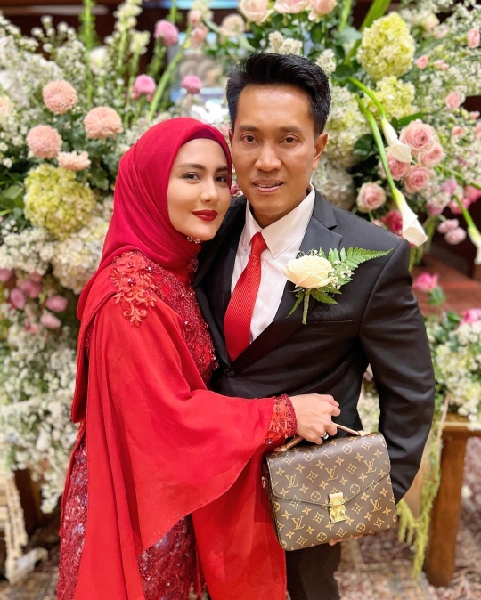 Jadi Istri Perwira TNI, Begini Potret Romantis Juliana Moechtar dan Sang Suami