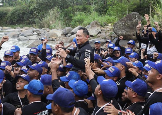 Bak Komandan Militer, Begini Gaya AHY Datangi Taruna Partainya Berendam di Sungai