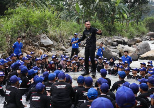 Bak Komandan Militer, Begini Gaya AHY Datangi Taruna Partainya Berendam di Sungai