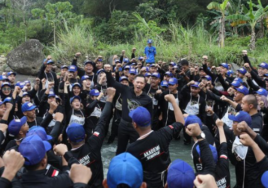 Bak Komandan Militer, Begini Gaya AHY Datangi Taruna Partainya Berendam di Sungai