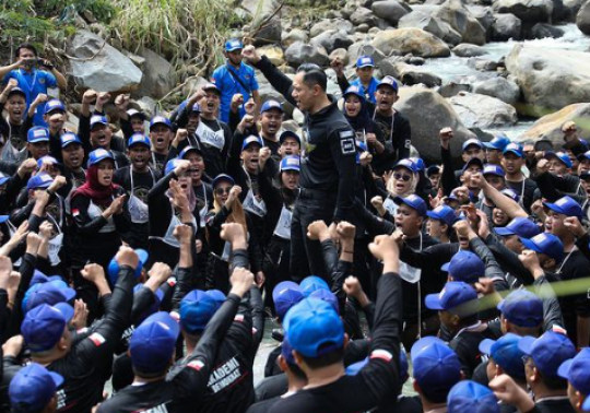 Bak Komandan Militer, Begini Gaya AHY Datangi Taruna Partainya Berendam di Sungai