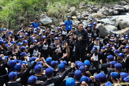 Bak Komandan Militer, Begini Gaya AHY Datangi Taruna Partainya Berendam di Sungai