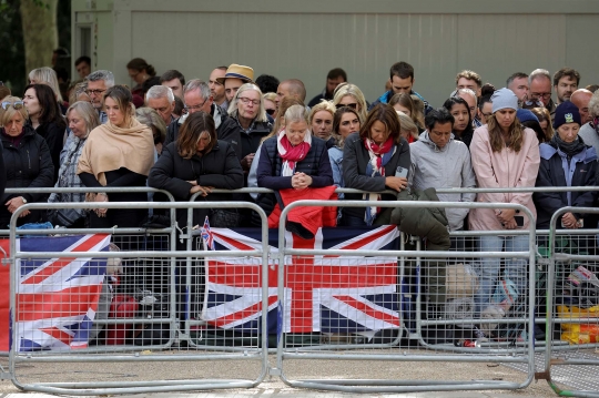Tangis Rakyat Inggris Pecah saat Prosesi Pemakaman Ratu Elizabeth II