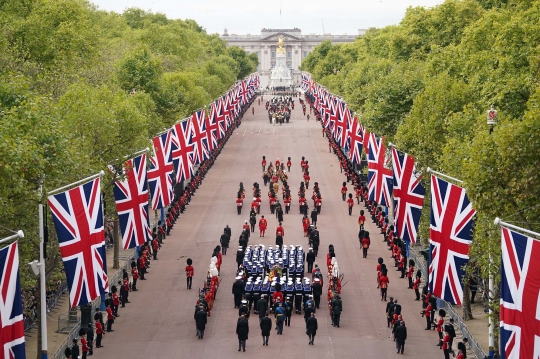 Lautan Manusia Sambut Kedatangan Peti Mati Ratu Elizabeth II di Windsor