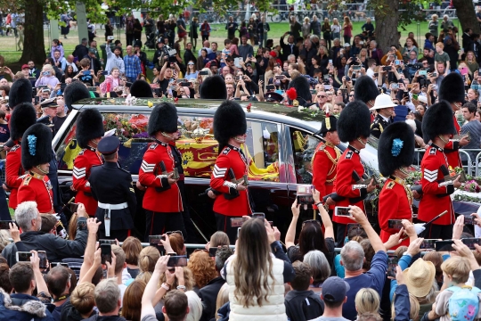 Lautan Manusia Sambut Kedatangan Peti Mati Ratu Elizabeth II di Windsor