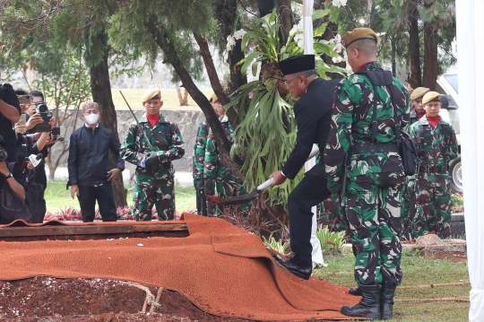 Ketua Dewan Pers Azyumardi Azra Dimakamkan Secara Militer di TMP Kalibata