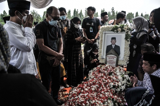 Duka Warga Berziarah ke Makam Azyumardi Azra