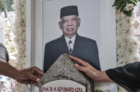 Duka Warga Berziarah ke Makam Azyumardi Azra