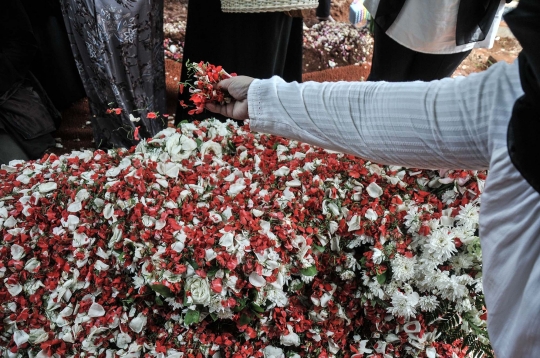 Duka Warga Berziarah ke Makam Azyumardi Azra