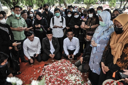 Duka Warga Berziarah ke Makam Azyumardi Azra