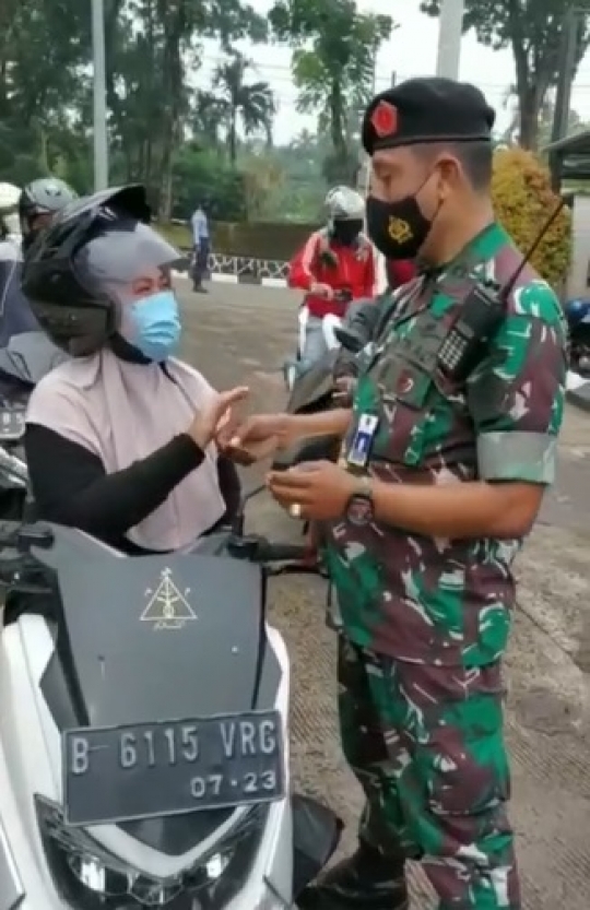 Perwira TNI Periksa Pemotor Masuk Markas, Ternyata Istrinya Sendiri 'Saya Kunciin'