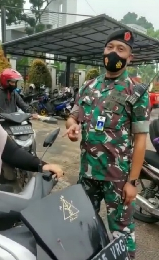 Perwira TNI Periksa Pemotor Masuk Markas, Ternyata Istrinya Sendiri 'Saya Kunciin'