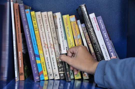 Meningkatkan Literasi di Perpustakaan Taman Martha Christina Tiahahu