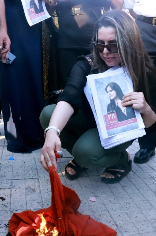 Demo Massal Protes Kematian Mahsa Amini Pecah di Iran
