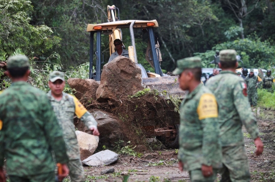 Batu-Batu Raksasa Berjatuhan Akibat Gempa di Meksiko