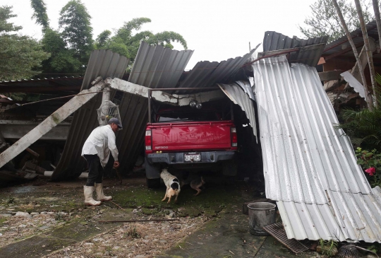 Batu-Batu Raksasa Berjatuhan Akibat Gempa di Meksiko