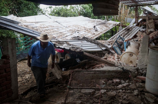 Batu-Batu Raksasa Berjatuhan Akibat Gempa di Meksiko