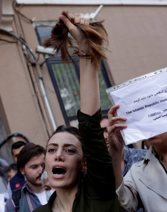 Wanita di Turki Protes Kematian Mahsa Amini dengan Potong Rambut