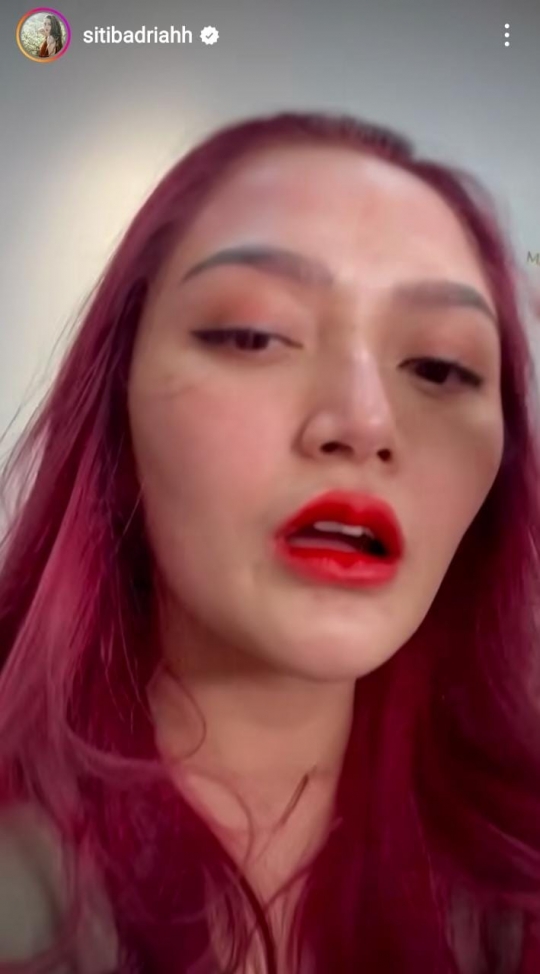 Potret Siti Badriah Berambut Merah Kayak Princess Ariel, Cantik dan Bikin Pangling