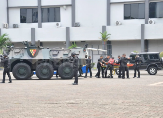 Paspampres Peragakan Aksi Penyelamatan VVIP, Pasukan Bersenjata Siaga Penuh