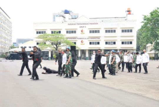 Paspampres Peragakan Aksi Penyelamatan VVIP, Pasukan Bersenjata Siaga Penuh