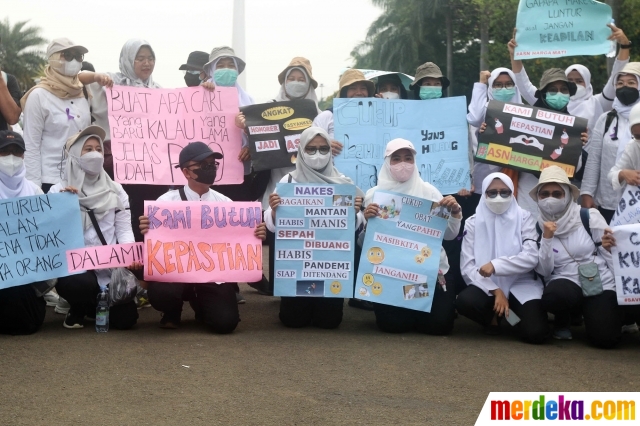 Massa Forum Komunikasi Honorer Nakes & Non Nakes (FKHN) Indonesia melakukan aksi unjuk rasa di kawasan Patung Kuda, Monas, Jakarta Pusat, Kamis (22/9/2022). Aksi ini menuntut Presiden Joko Widodo segera menerbitkan Peraturan Presiden (PP) khusus yang mengatur honorer nakes dan nonnakes bisa diangkat menjadi Aparatur Sipil Negara (ASN).