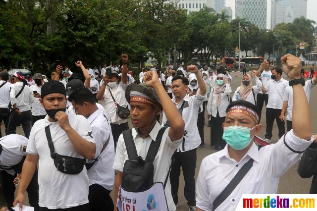 Massa Forum Komunikasi Honorer Nakes & Non Nakes (FKHN) Indonesia melakukan aksi unjuk rasa di kawasan Patung Kuda, Monas, Jakarta Pusat, Kamis (22/9/2022). Aksi ini menuntut Presiden Joko Widodo segera menerbitkan Peraturan Presiden (PP) khusus yang mengatur honorer nakes dan nonnakes bisa diangkat menjadi Aparatur Sipil Negara (ASN).