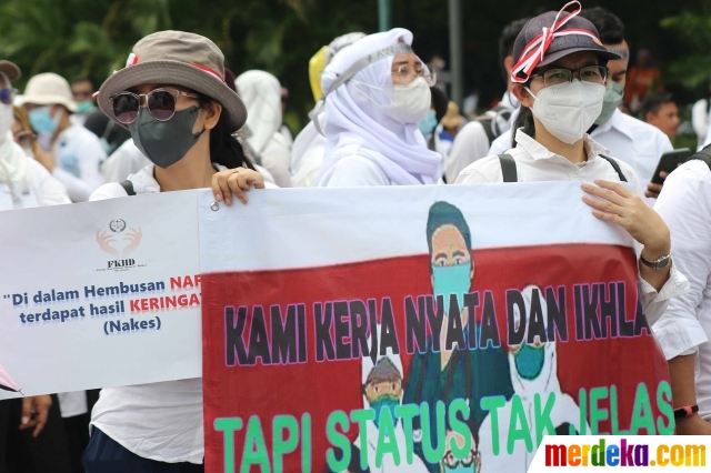 Massa Forum Komunikasi Honorer Nakes & Non Nakes (FKHN) Indonesia melakukan aksi unjuk rasa di kawasan Patung Kuda, Monas, Jakarta Pusat, Kamis (22/9/2022). Aksi ini menuntut Presiden Joko Widodo segera menerbitkan Peraturan Presiden (PP) khusus yang mengatur honorer nakes dan nonnakes bisa diangkat menjadi Aparatur Sipil Negara (ASN).