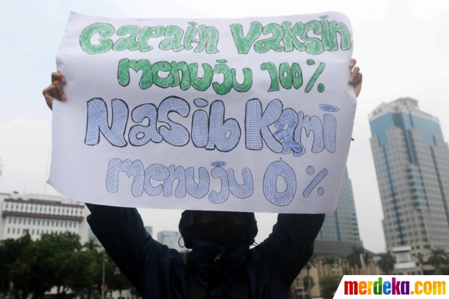 Massa Forum Komunikasi Honorer Nakes & Non Nakes (FKHN) Indonesia melakukan aksi unjuk rasa di kawasan Patung Kuda, Monas, Jakarta Pusat, Kamis (22/9/2022). Aksi ini menuntut Presiden Joko Widodo segera menerbitkan Peraturan Presiden (PP) khusus yang mengatur honorer nakes dan nonnakes bisa diangkat menjadi Aparatur Sipil Negara (ASN).