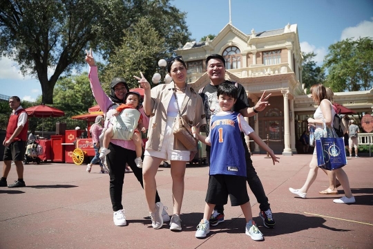 6 Momen Keseruan Lala Jalan-jalan di Disneyland Amerika, Sambil Gendong Rayyanza