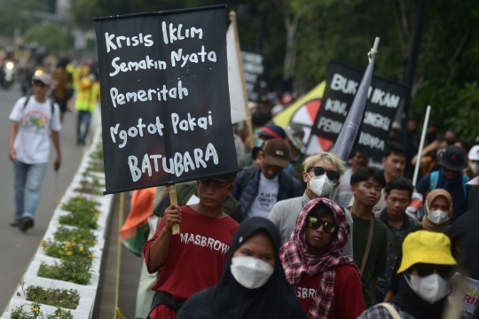 Aksi Krisis Iklim, Ratusan Aktivis Long March dari Monas ke Taman Dukuh Atas
