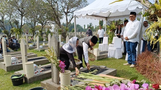 Momen Keakraban Puan Maharani dan Cak Imin Ziarah Bareng