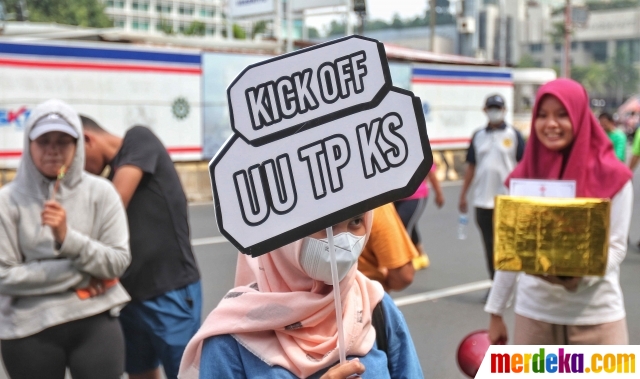 Masyarakat membawa poster sosialisasi UU TPKS saat Car Free Day di kawasan Bundaran HI, Jakarta, Minggu (25/9/2022).