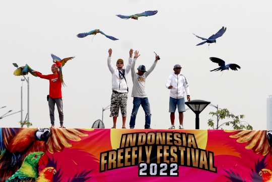 Keseruan Peserta dalam Lomba Burung Paruh Bengkok