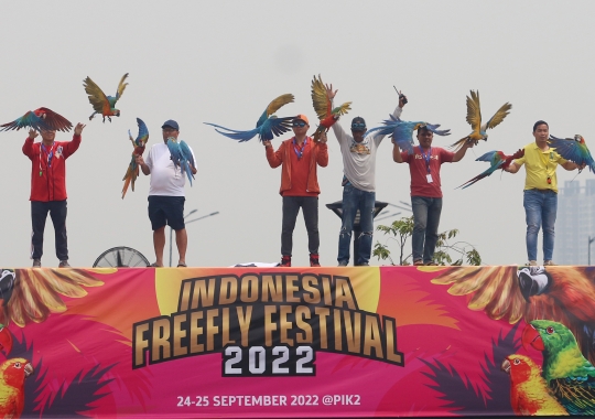 Keseruan Peserta dalam Lomba Burung Paruh Bengkok