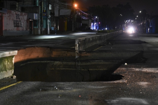 Muncul di Tengah Jalan, Lubang Raksasa 'Telan' Empat Warga Guatemala