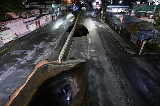 Muncul di Tengah Jalan, Lubang Raksasa 'Telan' Empat Warga Guatemala