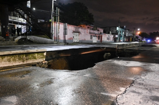 Muncul di Tengah Jalan, Lubang Raksasa 'Telan' Empat Warga Guatemala