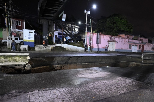 Muncul di Tengah Jalan, Lubang Raksasa 'Telan' Empat Warga Guatemala