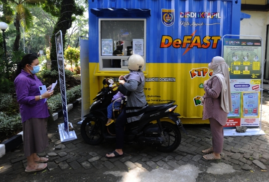 Melihat Layanan Drive Thru Pengambilan Dokumen Kependudukan di Depok