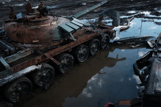 Penampakan Kuburan Tank-Tank Rusia di Izium