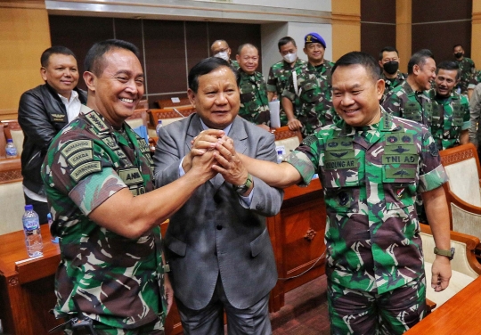 Dirangkul Prabowo, Panglima TNI Andika dan Kasad Dudung Salam Komando di DPR