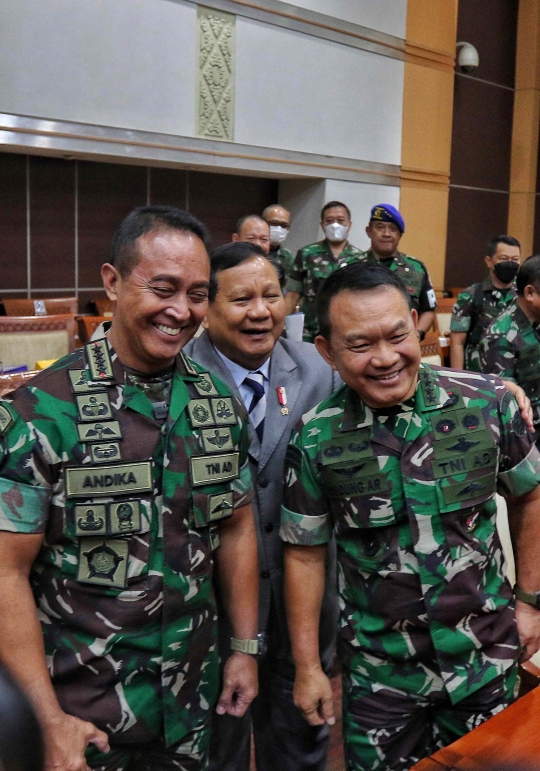 Dirangkul Prabowo, Panglima TNI Andika dan Kasad Dudung Salam Komando di DPR