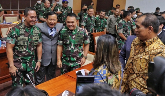 Dirangkul Prabowo, Panglima TNI Andika dan Kasad Dudung Salam Komando di DPR